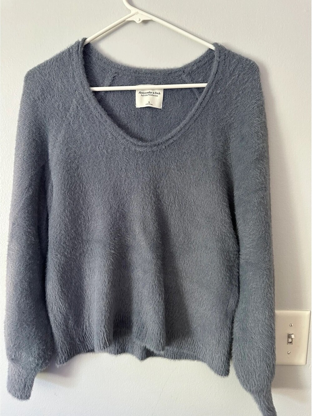 Abercrombie & Fitch Soft A&F Fuzzy Blue V-Neck Sweater Size Small